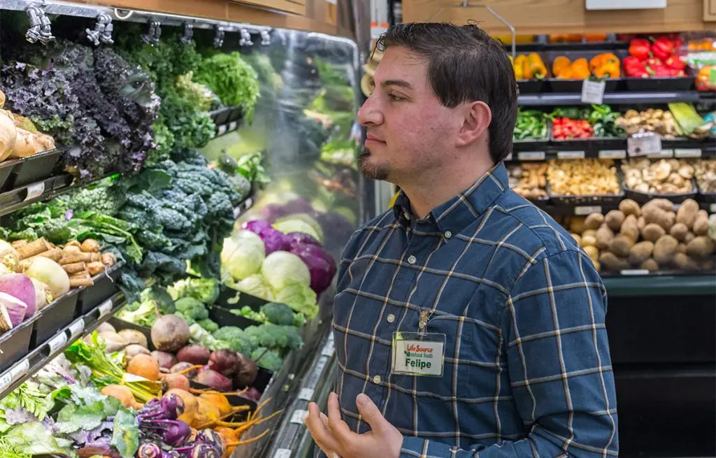 Felipe has difficulty shopping produce because he injured his finger.